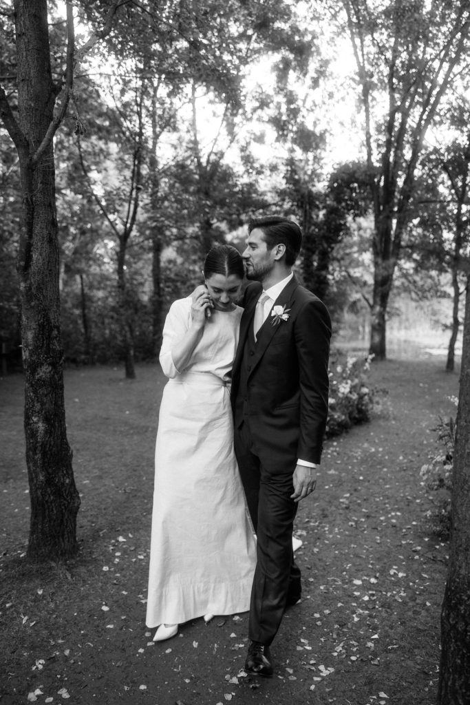 Una foto in bianco e nero di due sposi che si abbracciano in un bosco realizzata da Matteo Rossi Fotografia