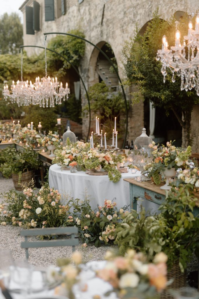 Un allestimento floreale di matrimonio rosa e verde fotografato da Matteo Rossi