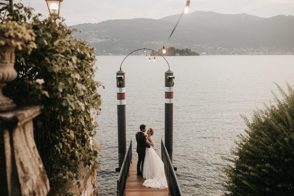 Due sposi sul Lago di Como in una foto di matrimonio realizzata da Matteo Rossi Fotografia