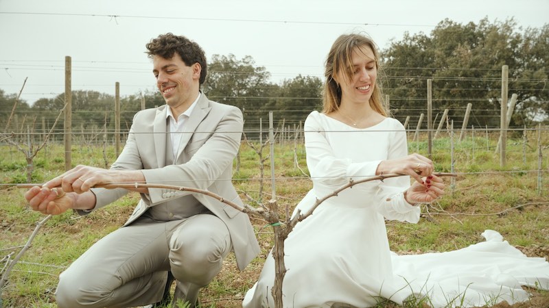 In questa foto due sposi nella vigna di Masseria Cuturi in un momento del loro Wine Wedding