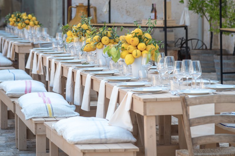 In questa foto l'allestimento di due tavoli imperiali per un matrimonio a tema limoni