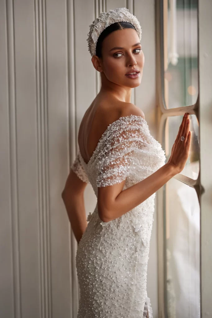 In questa foto la modella indossa un abito da sposa con perline Pollardi 2024.