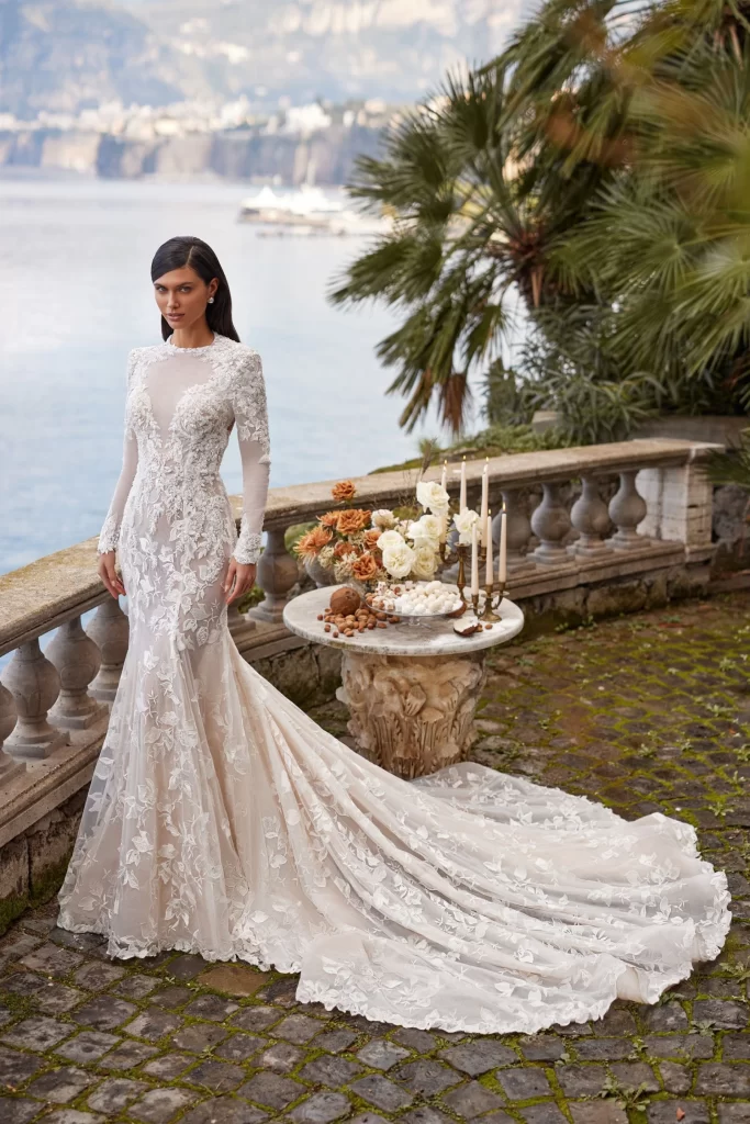 In questa foto la modella indossa un abito da sposa a sirena di pizzo Pollardi 2024.