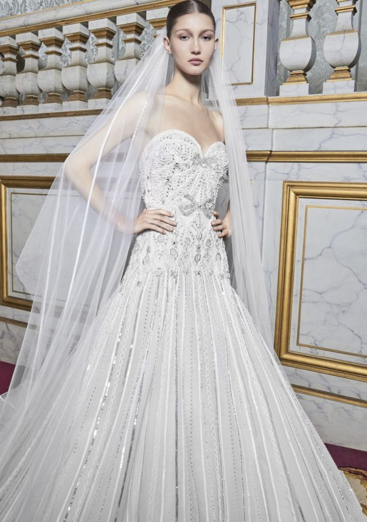 In questa foto la modella indossa un abito da sposa Elie Saab con bustino e fiocco centrale Fall Winter collection.