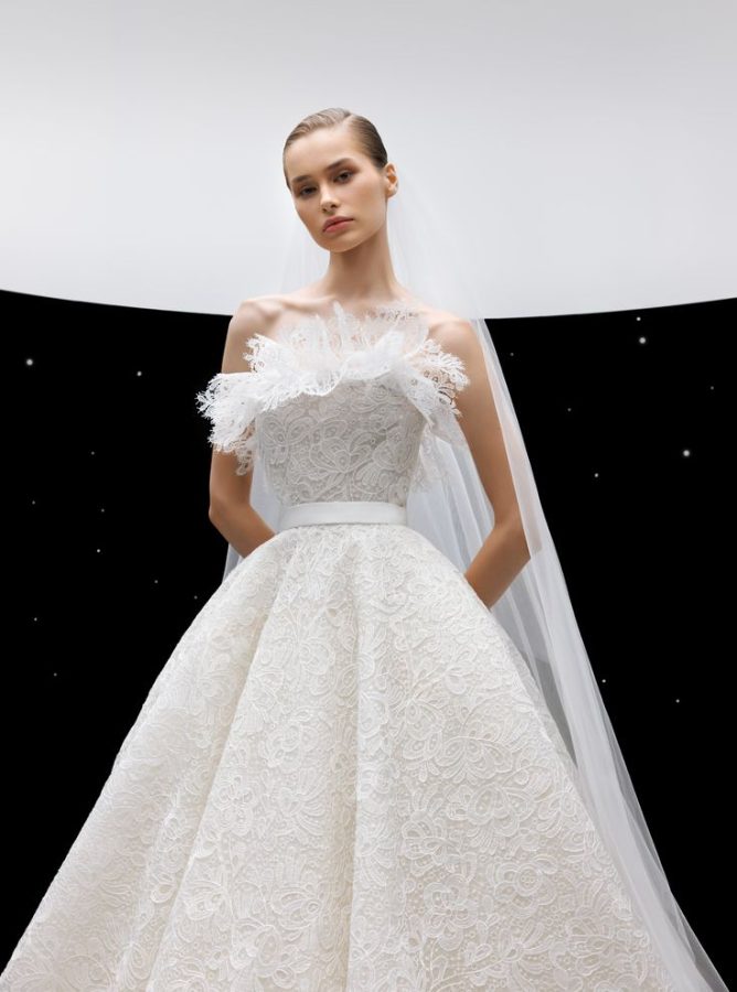 In questa foto la modella indossa un abito da sposa Elie Saab 2024 di pizzo 