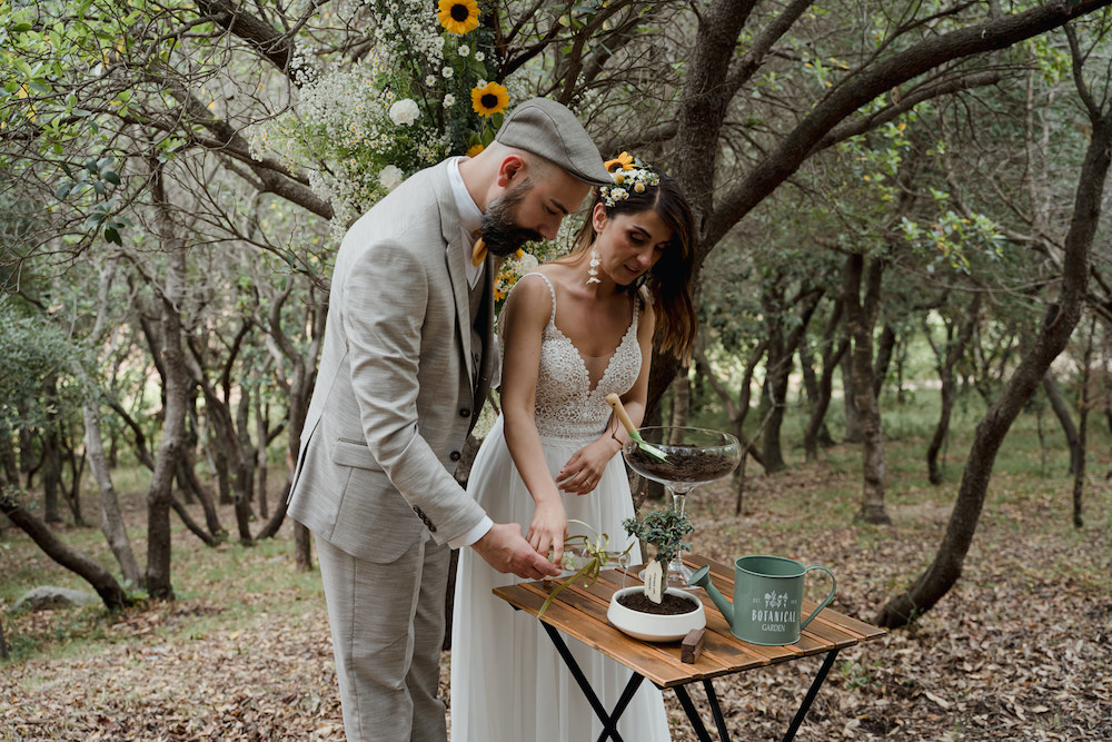 In questa foto, una coppia di sposi mentre celebra il rito simbolico del Tree Planting, durante la celebrazione del proprio matrimonio organizzato dalla Wedding Planner Nicoletta del Gaudio