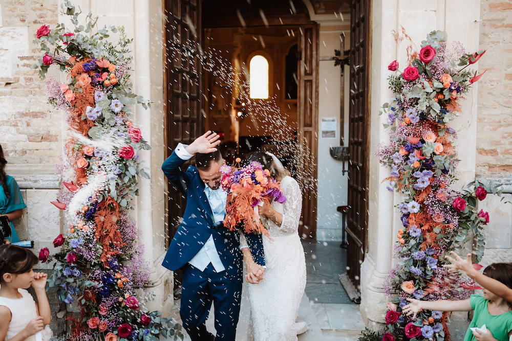 In questa foto una coppia di sposi all'uscita dalla chiesa, dopo le nozze religiose organizzate dalla Wedding Planner Cristina Orsatti