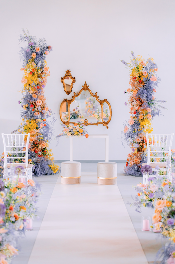 In questa foto un allestimento di matrimonio civile sui colori del lilla e del giallo