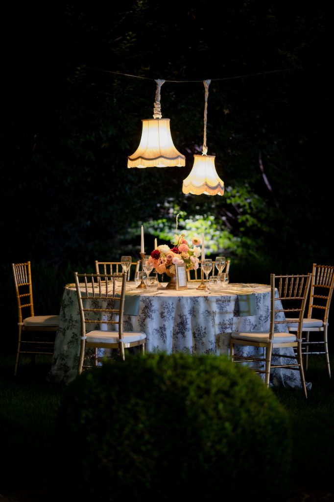 In questa foto un allestimento unconventional, con lampadari sospesi sul tavola. E' stato realizzato dalla Wedding Planner Erica Canova