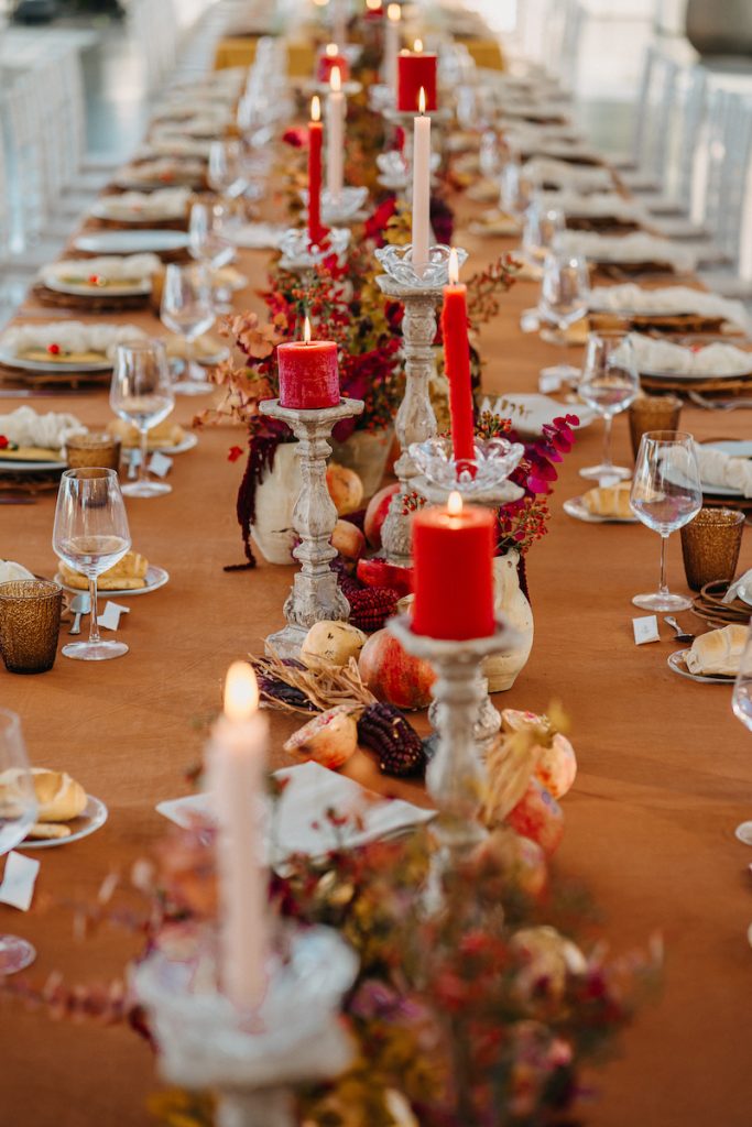 In questa foto una mise en place nei toni dell'autunno inverno, realizzata con candele e frutta fresca da NoiDueWedding