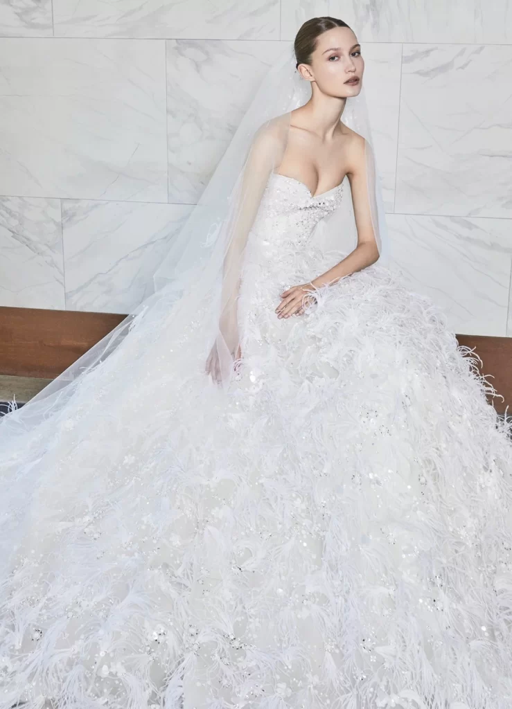 In questa foto la modella indossa un abito da sposa Elie Saab con piume.