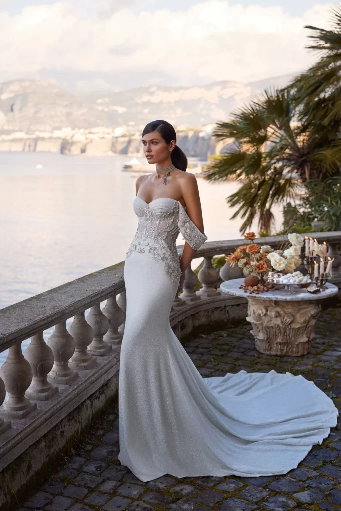 In questa foto la modella indossa un abito da sposa a sirena Pollardi 2024. 