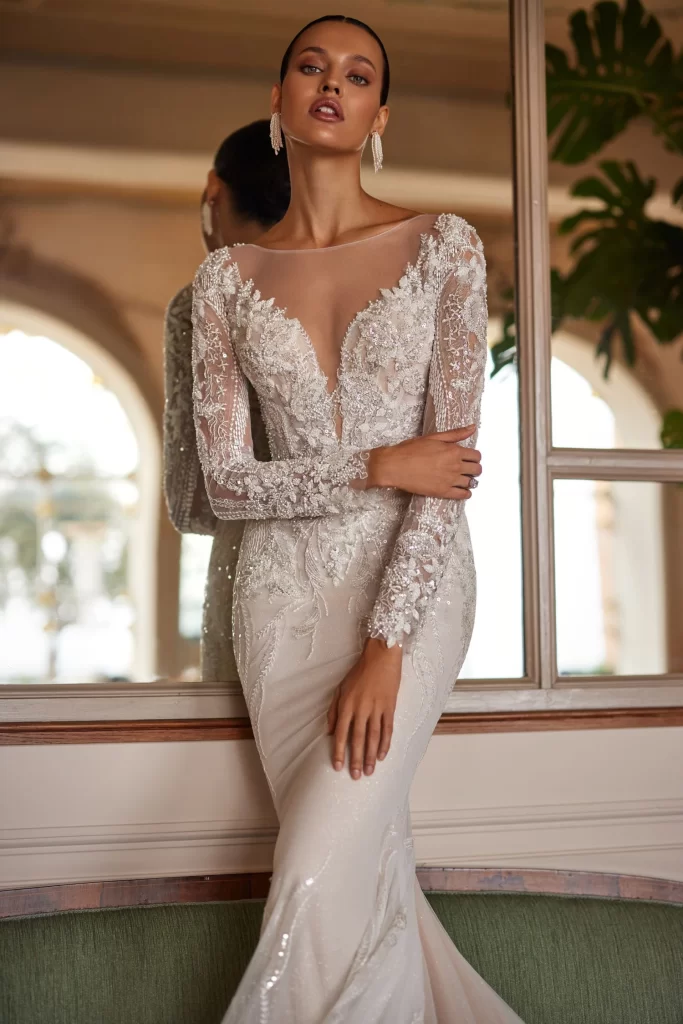 In questa foto la modella indossa un abito da sposa di pizzo Pollardi 2024.