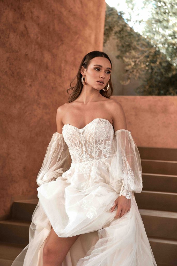 In questa immagine un abito da sposa della collezione Adore by Justin Alexander 2024 con maniche rimovibili. 