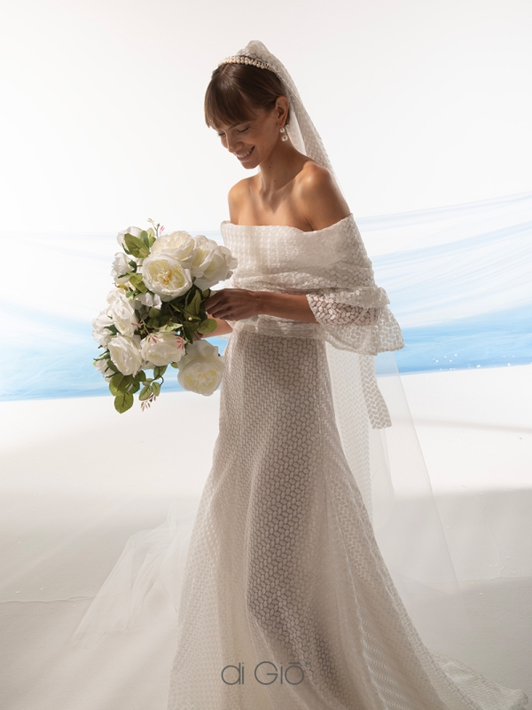 In questa foto la modella indossa un abito da sposa le spose di Giò  con pattern optical.