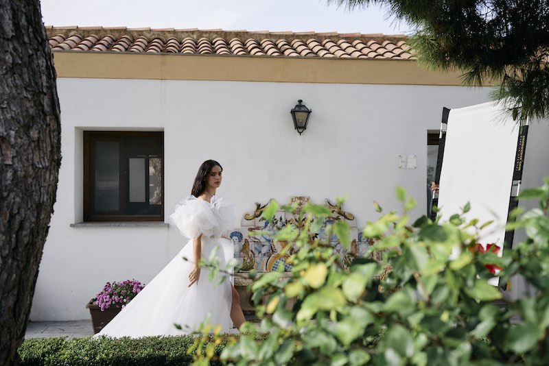 In questa foto una modella con un abito da sposa cammina tra i viali di Villa del Gattopardo