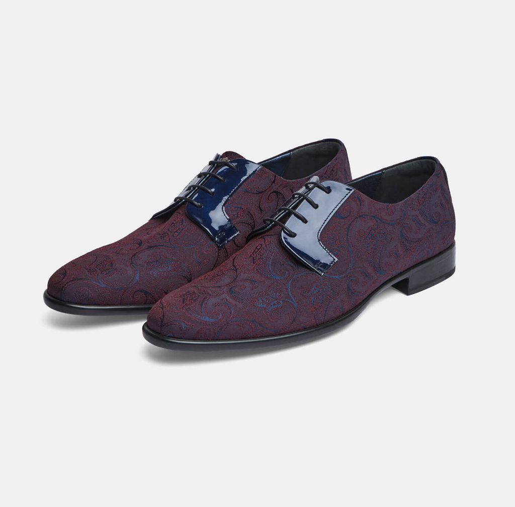 In questa immagine delle scarpe sposo 2024 modello oxford con bicolore pattern e blu.