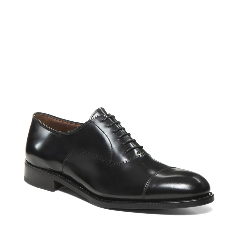 In questa immagine delle scarpe sposo 2024 modello oxford cap toe.