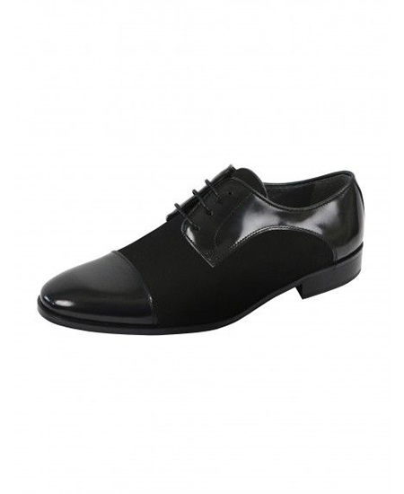 In questa immagine delle scarpe sposo 2024 modello oxford cap toe nere.