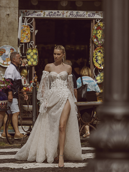 In questa foto la modella indossa un abito Ricca sposa 2024  con bustier e maniche removibili.