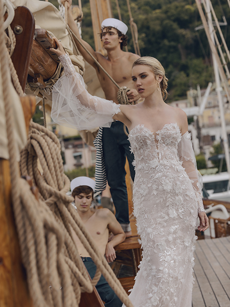 In questa foto la modella indossa un abito Ricca sposa con bustier e maniche reversibili.