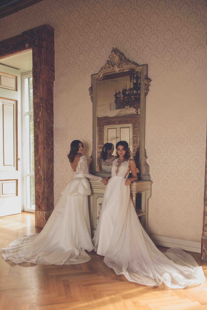 In questa immagine due abiti della collezione sposa 2024 Pipolo Atelier