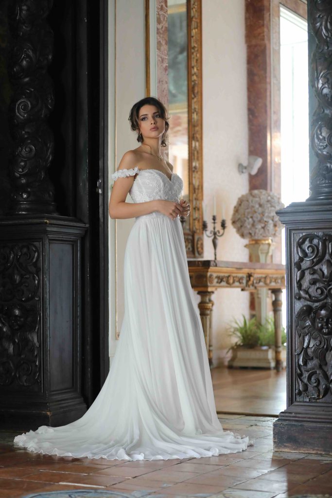 In questa immagine un abito della collezione sposa con corpetto in pizzo e gonna di seta. 