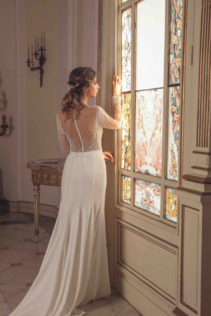 In questa immagine un abito della collezione sposa 2024 Pipolo Atelier