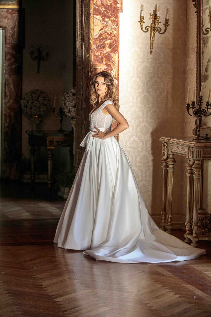 In questa immagine un abito della collezione sposa 2024 Pipolo Atelier