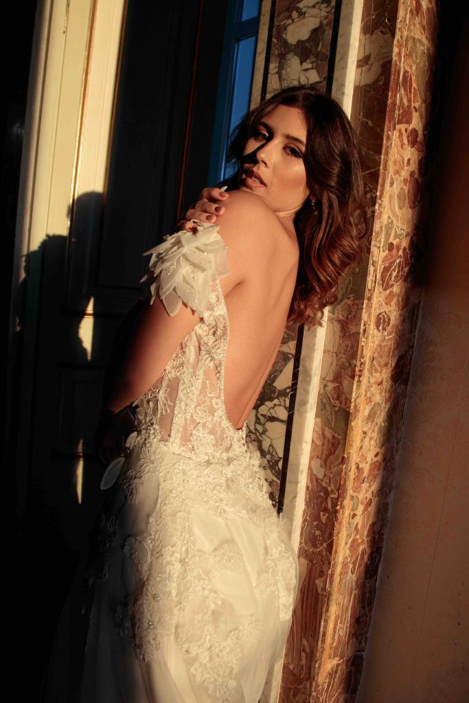 In questa immagine un abito della collezione sposa 2024 Pipolo Atelier