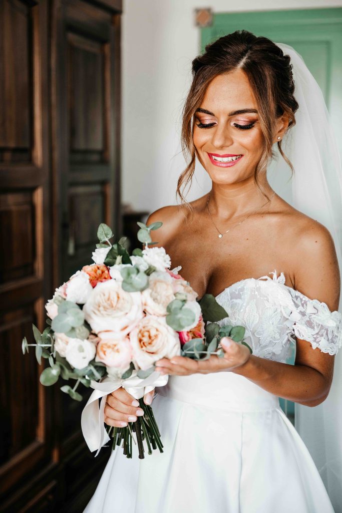 In questa immagine un bouquet sposa 2024 con rose aperte, tendenza del nuovo anno. 