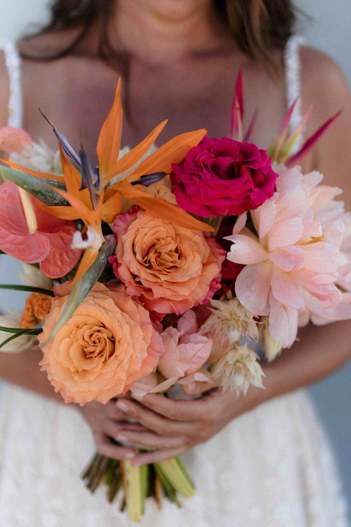 In questa immagine un mazzo di fiori colorato e dalle tonalità pop. 