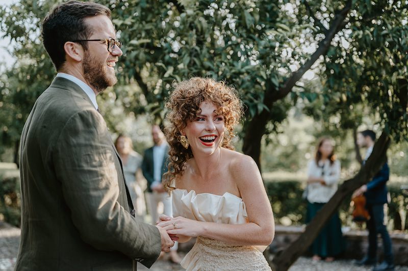 In questa foto due sposi sorridono dopo un rito civile in giardino durante un Elopement Wedding con Tania Costantino