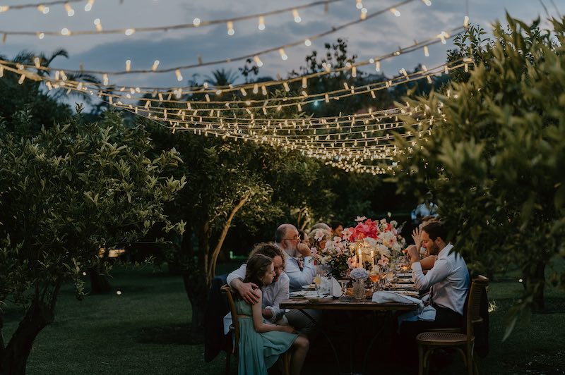 In questa foto la cena in un aranceto di Catania in un Elopement Wedding di Tania Costantino