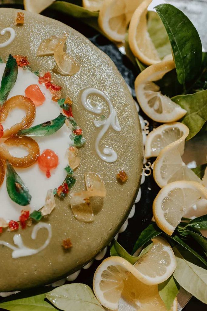 In questa foto il dettaglio di una cassata scelta come torta di un Elopement Wedding progettato dalla Wedding Planner Tania Costantino in Sicilia