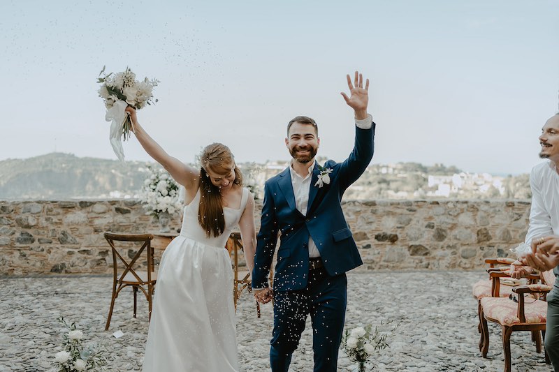 In questa foto due sposi dopo il rito al Castello di Milazzo celebrato durante il loro Elopement Wedding firmato da Tania Costantino