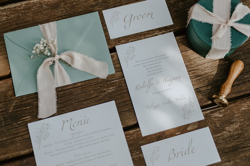 In questa foto una Wedding Stationery nei toni del verde firmata dalla Wedding Planner Tania Costantino