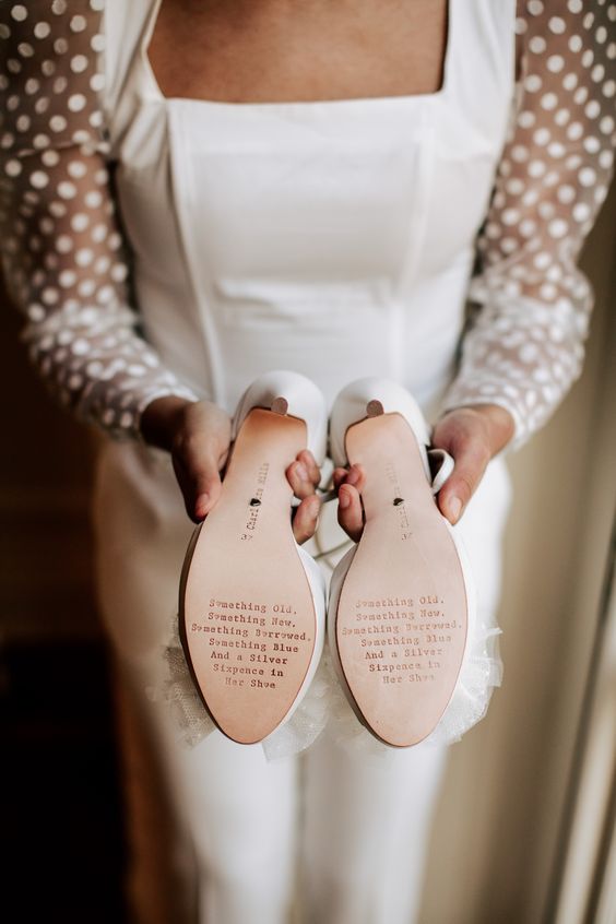 In questa foto la modella indossa scarpe sposa 2024 