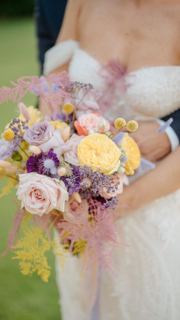 In questa immagine un mazzo di fiori colorato e dalle tonalità pop. 