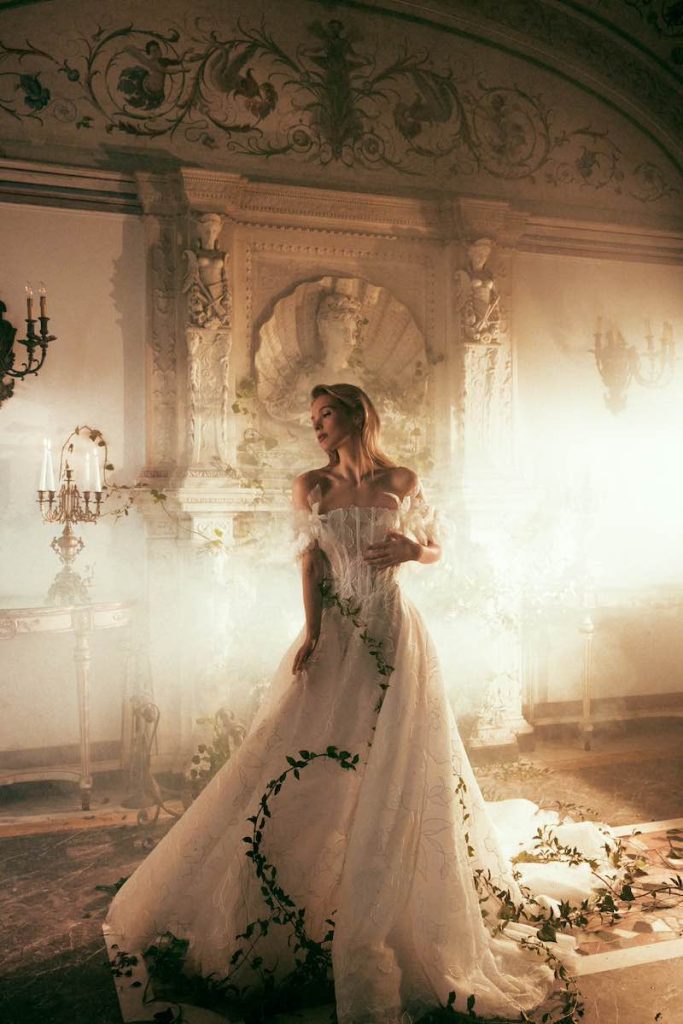 in questa foto una modella con un abito da sposa maison signore 2025