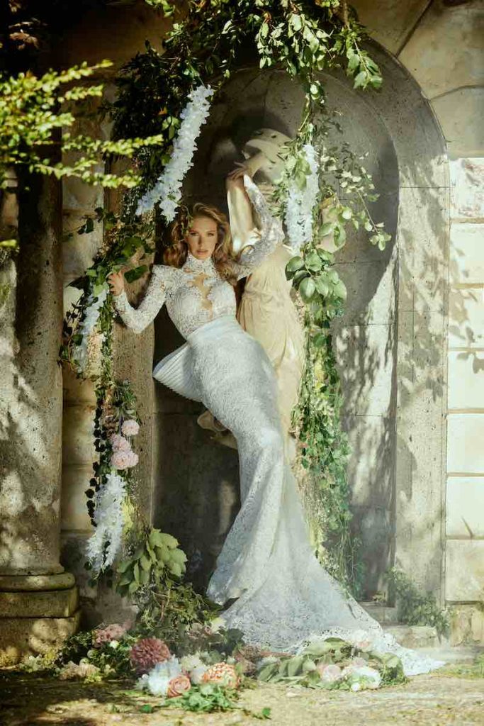 in questa foto una modella con un abito da sposa maison signore 2025