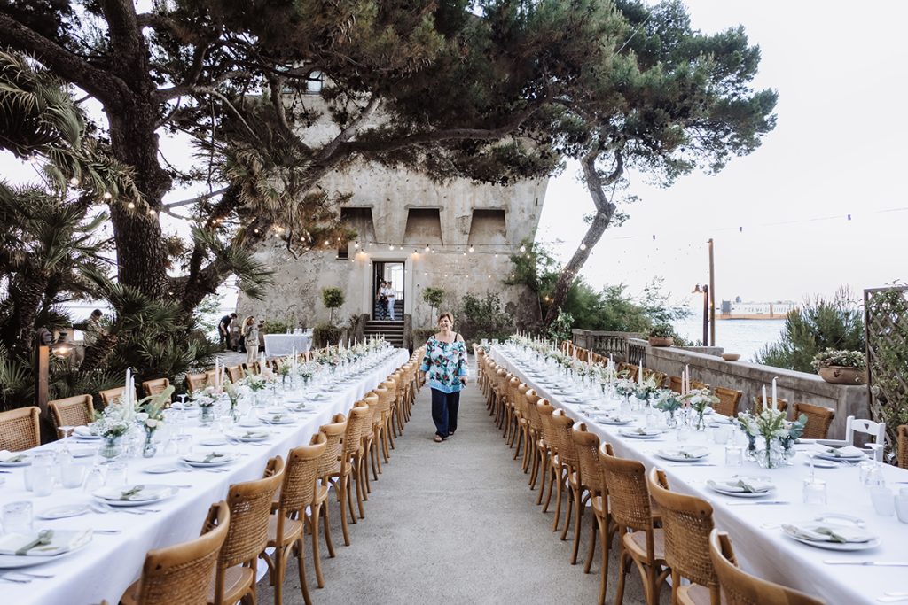 In questa foto la Wedding Planner Fulvia Sebastiano di Vaniglia e Cannella cammina tra i tavoli del matrimonio.