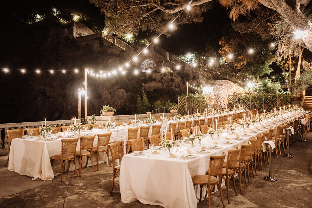 In questa foto i tavoli apparecchiati del matrimonio a Torre Crestarella a Vietri sul mare