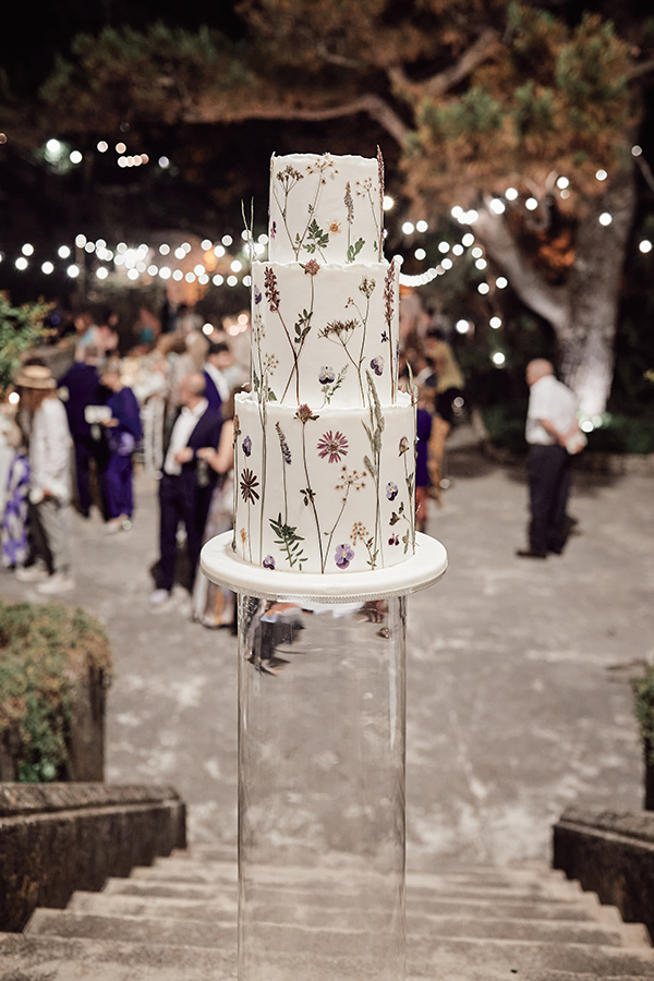 In questa foto la wedding cake a tre piano con fiori pressati 