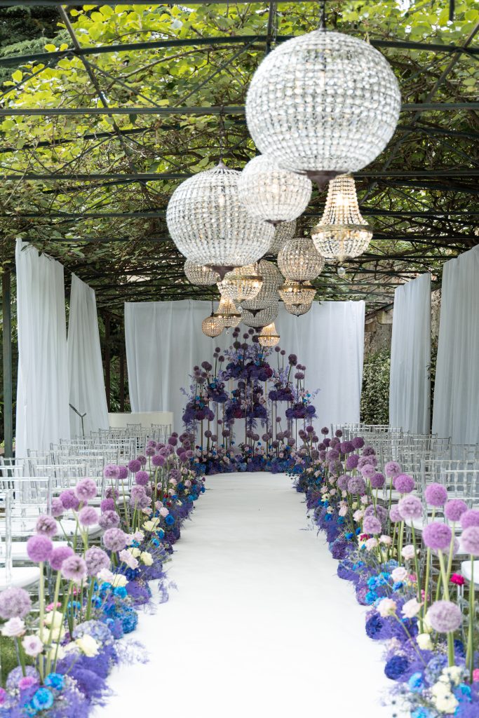 In questa foto un allestimento di matrimonio civile con fiori blu e eviola giovanna damonte