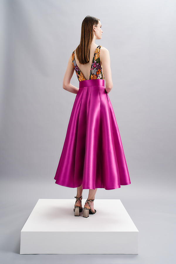 In questa foto la modella indossa un abito  con gonna a ruota 2024 viola