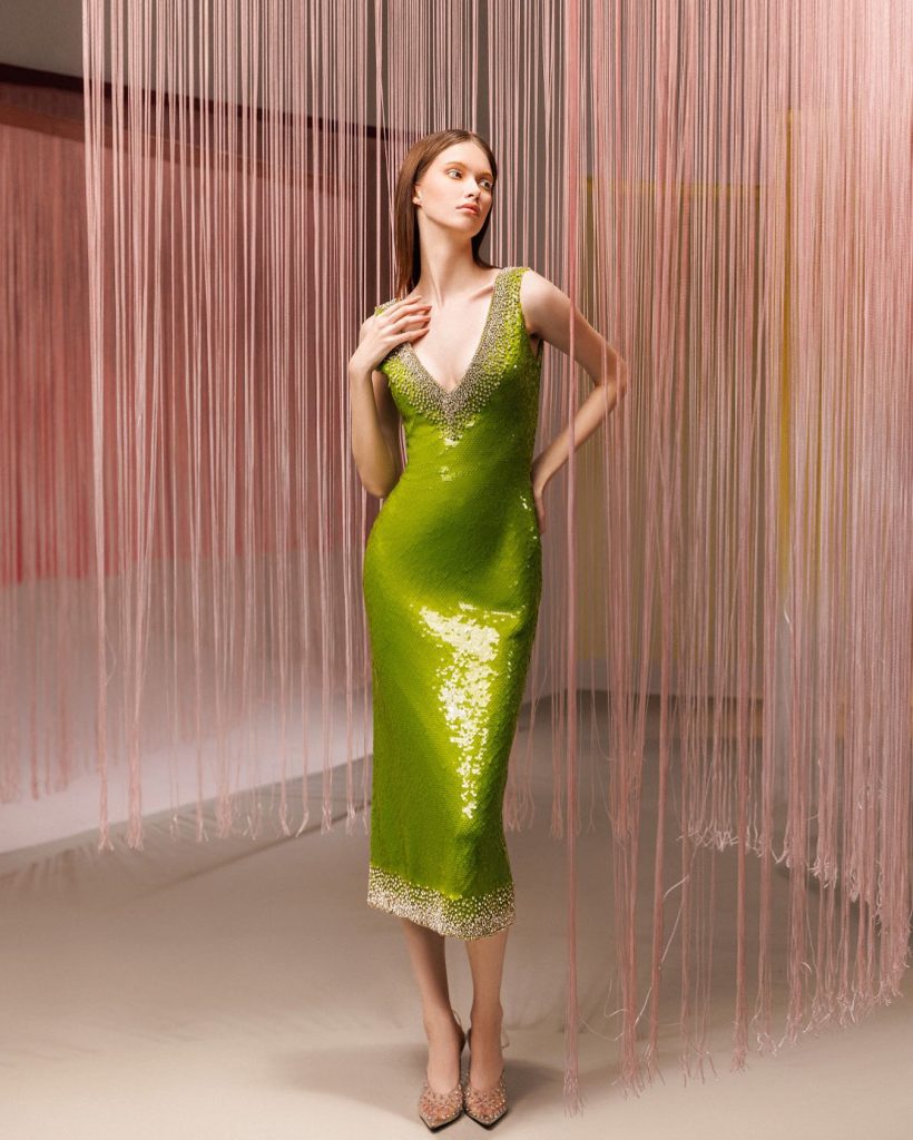 In questa foto la modella indossa un abito midi a tubino verde di paillettes Gemy Maalouf