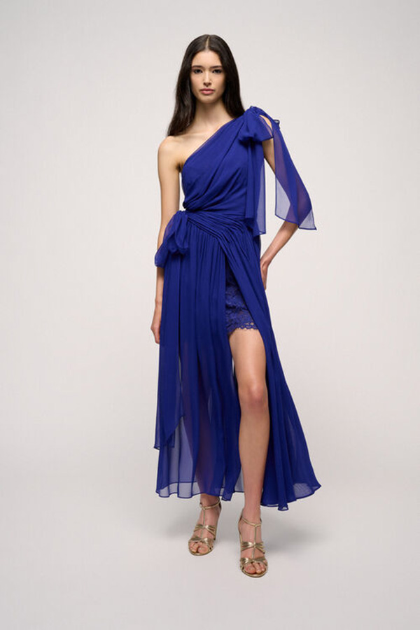 In questa foto la modella indossa un abito da cerimonia corto 2024 blu LuisaSpagnoli