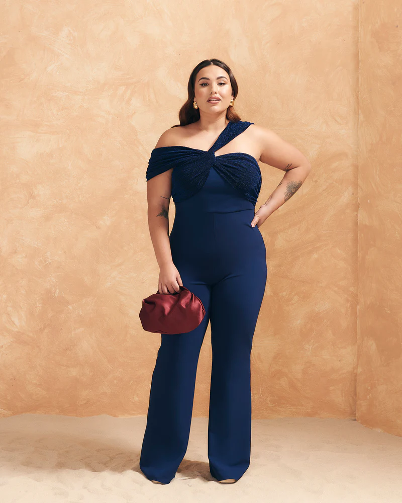 In questa immagine una jumpsuit blu di Lady Pipa. 