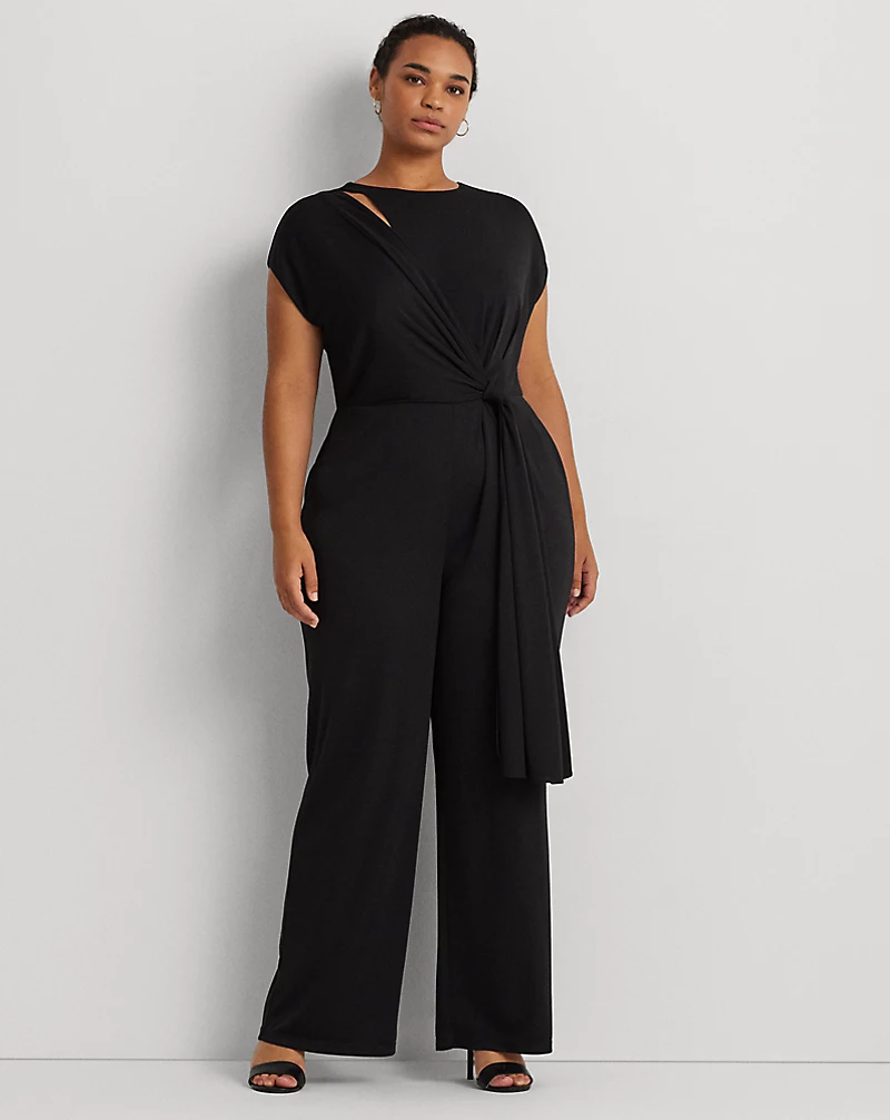 In questa immagine una jumpsuit nera di Ralph Lauren.